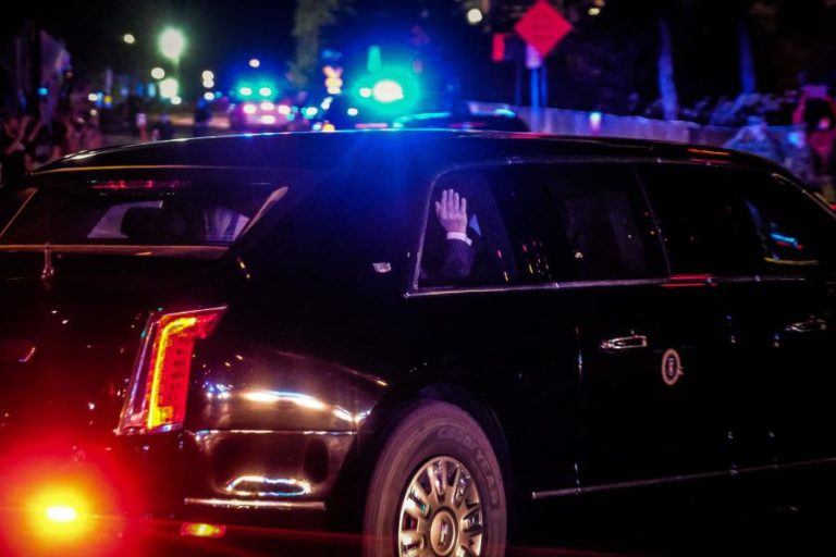 EUA/ELEIÇÕES: A MÃO DE TRUMP ENTRE INSULTOS E ACLAMAÇÕES