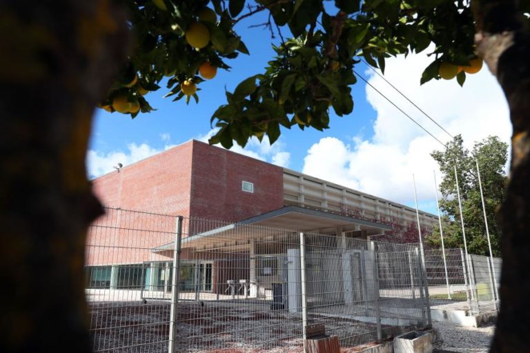 COVID-19: FECHO PROVISÓRIO DE ESCOLAS EM VILA VIÇOSA E BORBA ACEITE PARA “QUEBRAR” CONTÁGIO