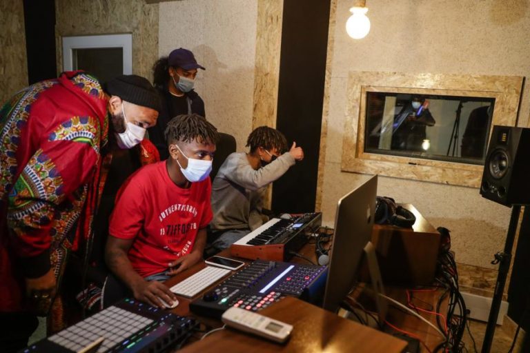 ESTÚDIO DE SOM E IMAGEM ABRE NOVOS HORIZONTES A JOVENS SETUBALENSES DA BELA VISTA