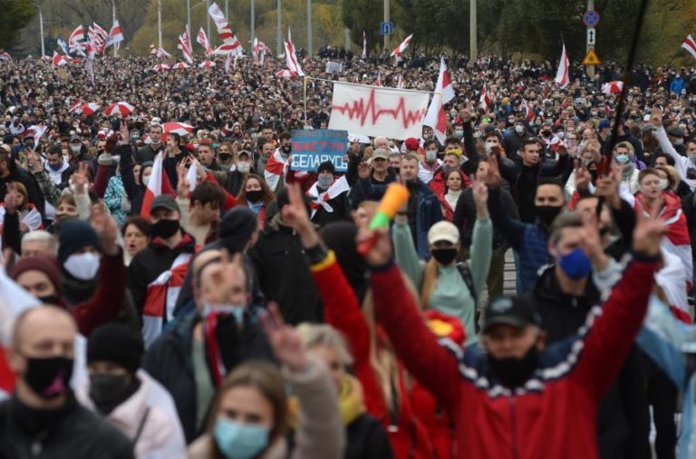 MAIS DE 100 MIL MANIFESTANTES BIELORRUSSOS EXIGEM RENÚNCIA DO PRESIDENTE ATÉ AO FINAL DO DIA