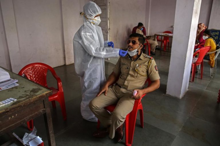 COVID-19: ÍNDIA ULTRAPASSA OITO MILHÕES DE CASOS