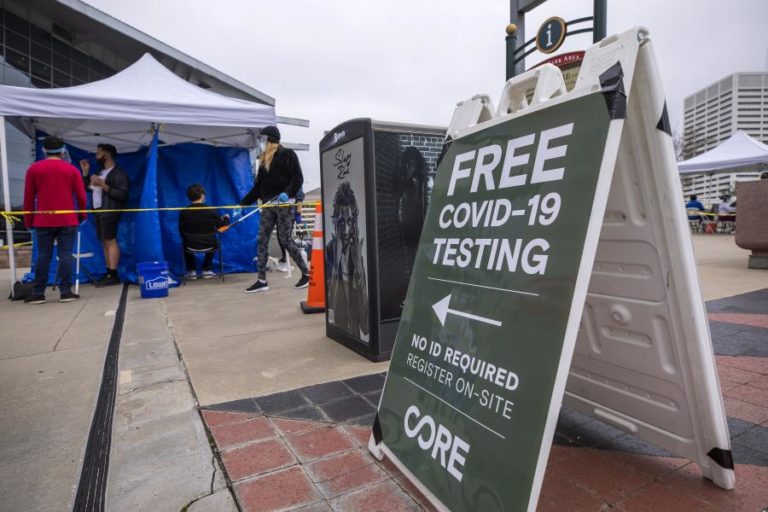 COVID-19: EUA ULTRAPASSAM BARREIRA DOS NOVE MILHÕES DE INFETADOS