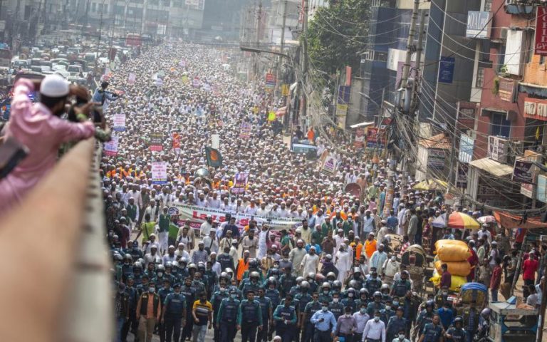 DEZENAS DE MILHARES DE PESSOAS MANIFESTAM-SE CONTRA A FRANÇA NO BANGLADESH