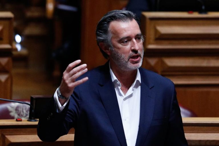 IL QUER RETIRAR “CARGA IDEOLÓGICA” DA CONSTITUIÇÃO E AVANÇA COM PROJETO DE REVISÃO