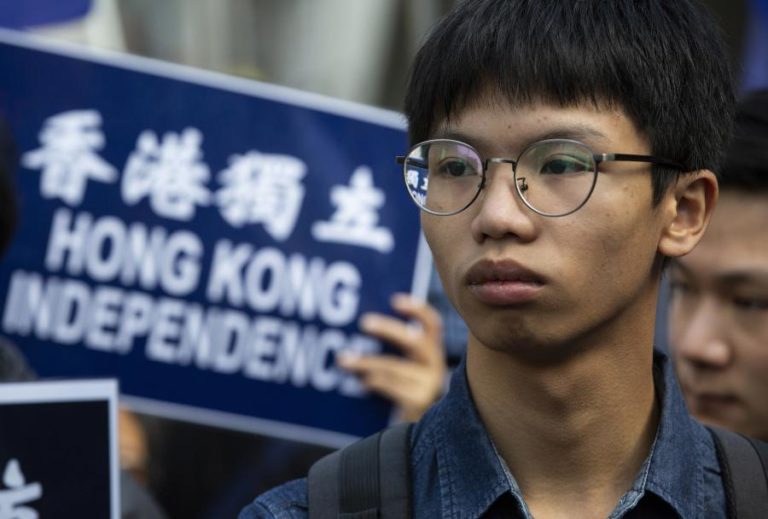ATIVISTA PRÓ-INDEPENDÊNCIA ACUSADO DE SECESSÃO EM HONG KONG