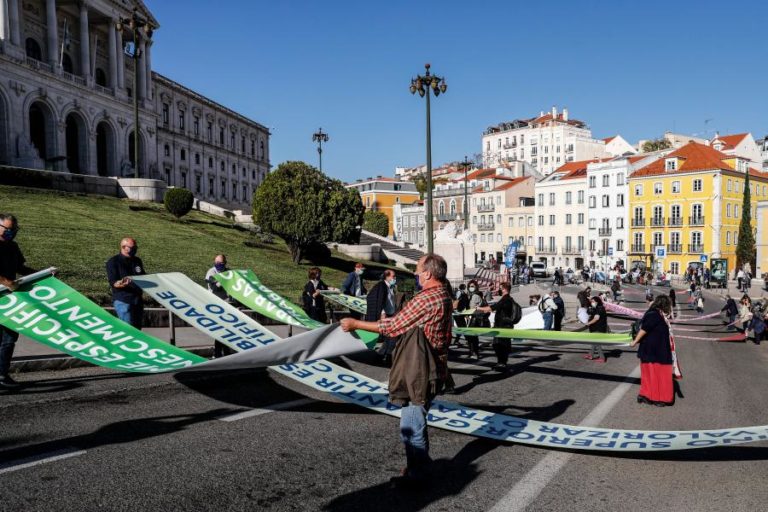 PROFESSORES  “DESENROLAM” QUEIXAS EM FRENTE DO PARLAMENTO E PEDEM SAÍDA DO MINISTRO