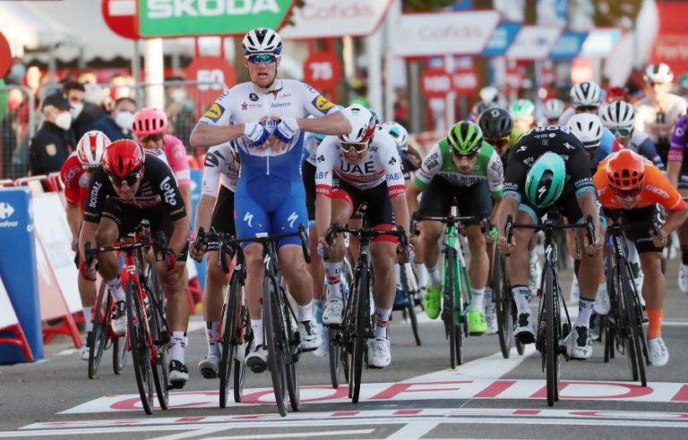 VUELTA: ORGANIZAÇÃO DÁ VITÓRIA A PASCAL ACKERMANN POR ‘SPRINT’ IRREGULAR DE SAM BENNETT