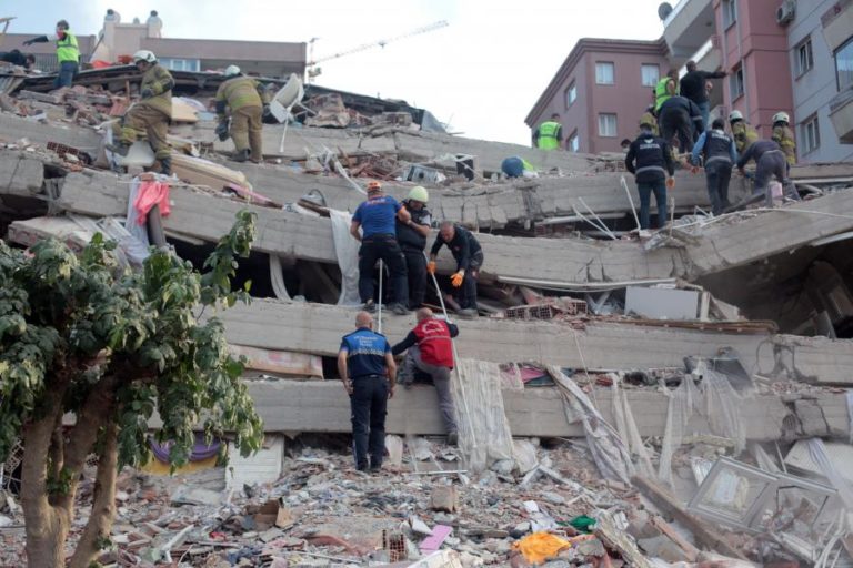 SOBEM PARA 14 MORTOS E MAIS DE 400 FERIDOS VITIMAS DE SISMO NA TURQUIA E GRÉCIA