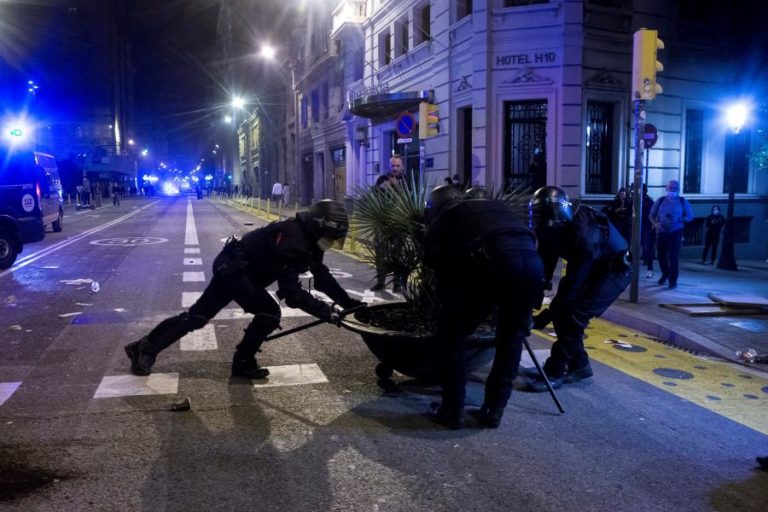 COVID-19: MANIFESTAÇÃO NEGACIONISTA DA DOENÇA DEGENERA EM CONFRONTOS EM BARCELONA