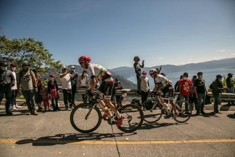 VUELTA: CICLISTAS PROTESTAM CONTRA CORTE DE TEMPO QUE DEU LIDERANÇA A ROGLIC