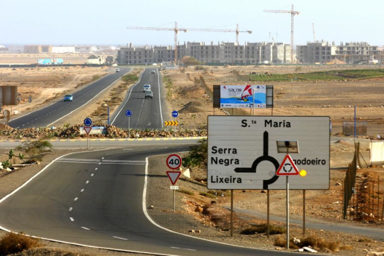 COVID-19: MÉDICOS ESPANHÓIS LEVAM REFEIÇÕES A ILHA CABO-VERDIANA AFETADA PELA CRISE