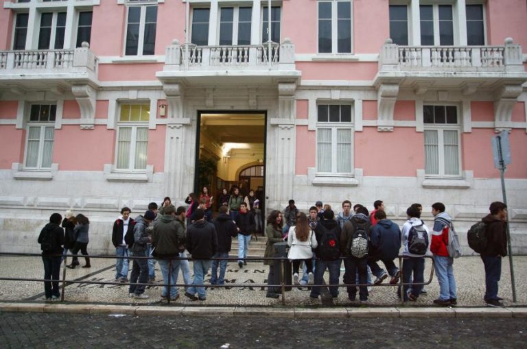 DECLARADO INTERESSE PÚBLICO DO LICEU MARIA AMÁLIA E DA CONFEITARIA NACIONAL EM LISBOA
