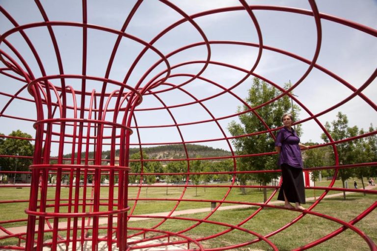 ARTISTA CRISTINA ATAÍDE EXIBE TRINTA ANOS DE EXPERIMENTAÇÃO NO MUSEU BERARDO