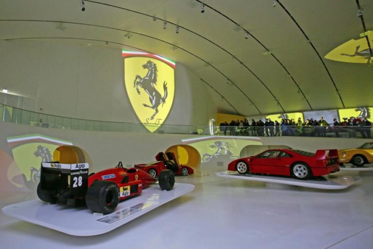 LUCRO DO FABRICANTE AUTOMÓVEL FERRARI CAI 35% ATÉ SETEMBRO PARA 346 ME