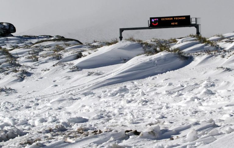 ESTRADAS NA SERRA DA ESTRELA ENCERRADAS DEVIDO À QUEDA DE NEVE