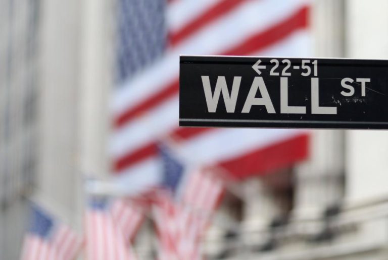 WALL STREET FECHA EM BAIXA DEPOIS DE NOVA IORQUE ANUNCIAR FECHO DE ESCOLAS