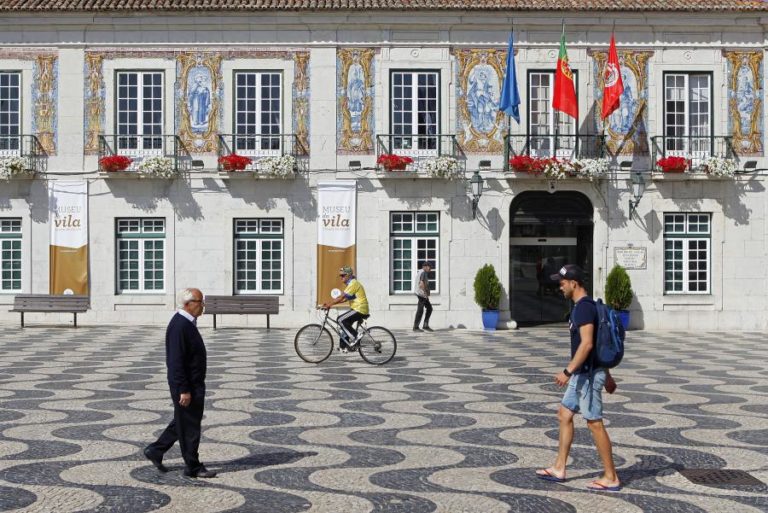 COVID-19: CÂMARA DE CASCAIS ISENTA FEIRANTES DE TAXAS E COMPRA PRODUTOS ALIMENTARES