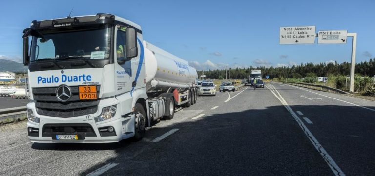 CAMIONISTAS PEDEM ÁREAS DE SERVIÇO ABERTAS AO FIM DE SEMANA PARA “NECESSIDADES BÁSICAS”