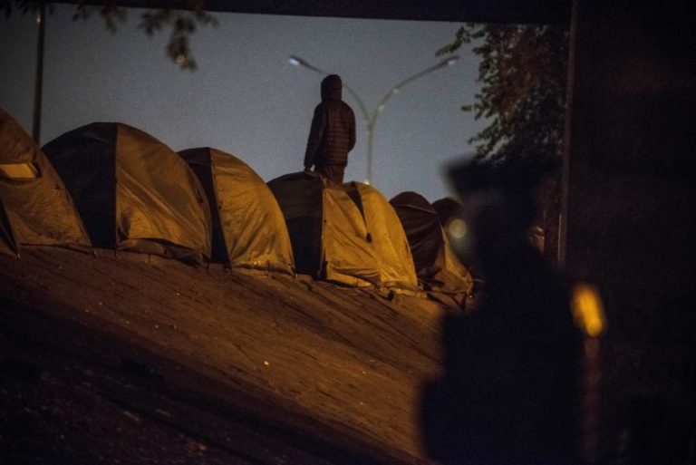 POLÍCIA EVACUOU CAMPO DE MIGRANTES PERTO DE PARIS