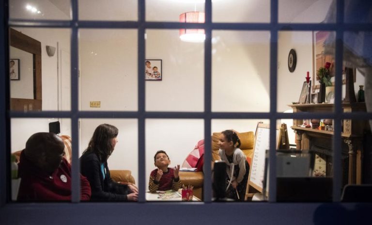 COVID-19: REUNIÕES FAMILIARES PERMITIDAS NO NATAL NO REINO UNIDO