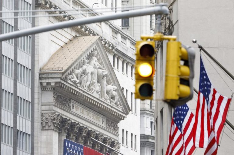 WALL STREET ENCERRA EM BAIXA SEMANA VOLÁTIL ENTRE ESPERANÇA E RECEIO