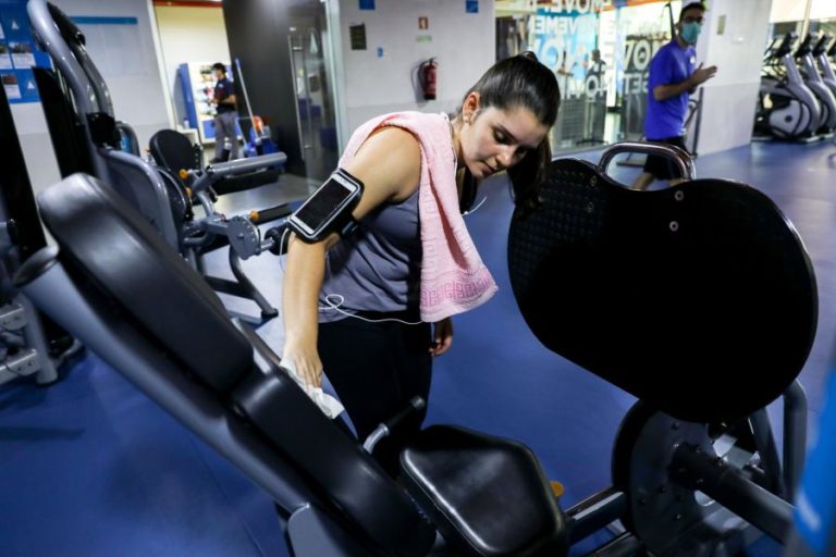 COVID-19: FREQUENTAR GINÁSIOS OU VIVER EM CASAS LOTADAS AUMENTAM RISCO DE INFEÇÃO