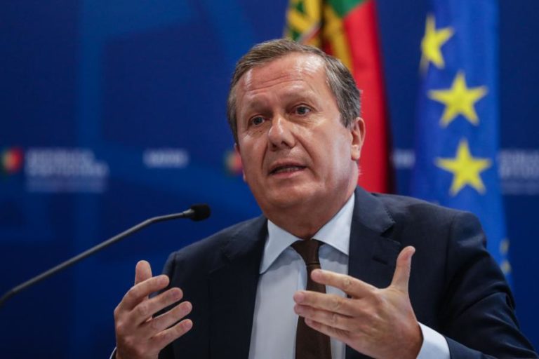 COVID-19: PRIMEIRAS VACINAÇÕES PODEM ACONTECER NO PRINCÍPIO DE 2021