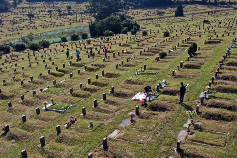 COVID-19: PANDEMIA JÁ FEZ PELO MENOS 1,36 MILHÕES DE MORTOS NO MUNDO