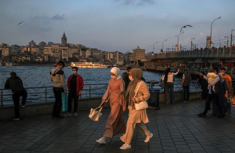 COVID-19: TURQUIA PROÍBE FUMAR EM LOCAIS PÚBLICOS POR VIOLAR IMPOSIÇÃO DE MÁSCARA