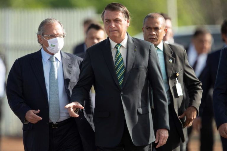 BOLSONARO DEFENDE ARMAS NA DATA COMEMORATIVA DO DIA DOS MORTOS NO BRASIL