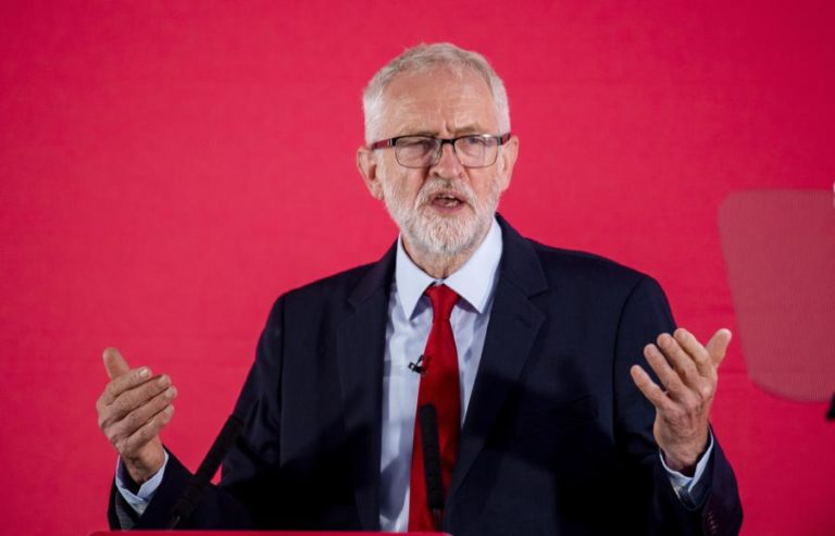 JEREMY CORBYN REINTEGRADO NO PARTIDO TRABALHISTA APÓS POLÉMICA SOBRE ANTISSEMITISMO