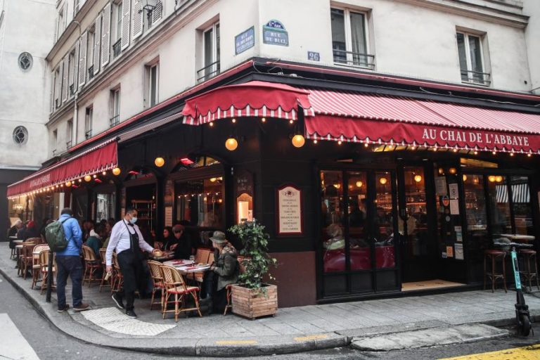 COVID-19: PARIS REFORÇA MEDIDAS DE CONFINAMENTO