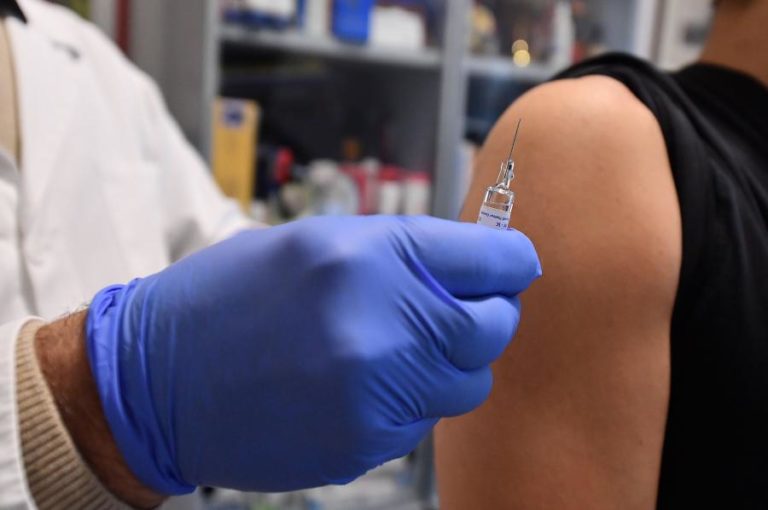 COVID-19: EFICÁCIA DA VACINA DA ASTRAZENECA DEVERÁ ESTAR COMPROVADA ATÉ FINAL DO ANO
