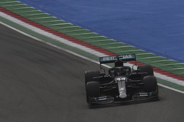 LEWIS HAMILTON VENCE GP EMILIA ROMAGNA E FICA A 19 PONTOS DO SÉTIMO TÍTULO NA F1