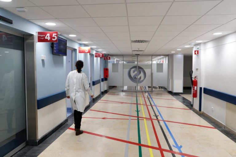 COVID-19: SINDICATOS MÉDICOS CRITICAM SOLUÇÕES DO GOVERNO PARA COMPENSAR TRABALHADORES