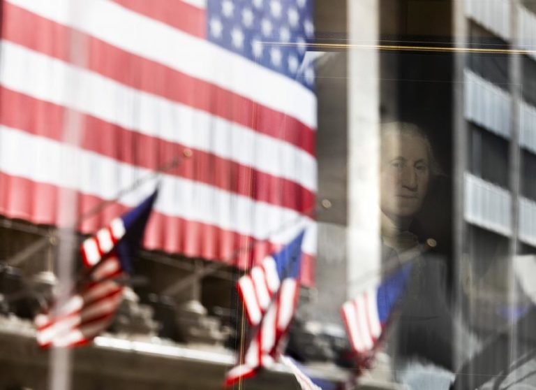 WALL STREET CAI NA SEQUÊNCIA DE NOVAS RESTRIÇÕES PARA TRAVAR PANDEMIA