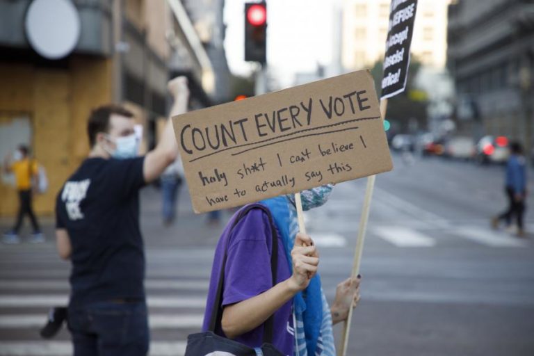 PROTESTOS PELA CONTAGEM DE VOTOS LEVAM APOIANTES DE TRUMP E BIDEN ÀS RUAS NOS EUA