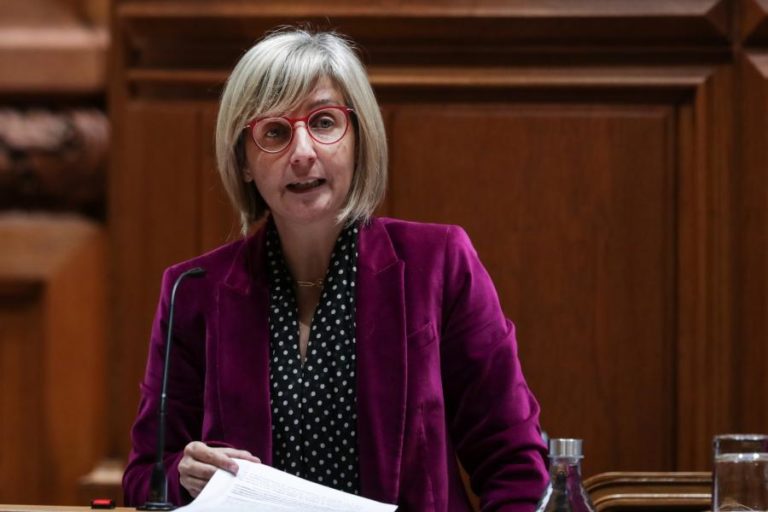 MINISTRA DA SAÚDE GARANTE QUE AINDA HÁ 800 MIL VACINAS PARA A GRIPE EM STOCK