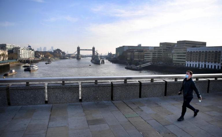 COVID-19: REINO UNIDO REGISTA MAIS 511 MORTES E INICIA APROVAÇÃO DE VACINA 