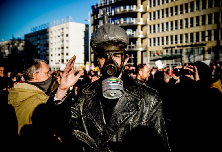 COVID-19: MILHARES PROTESTAM EM LEIPZIG CONTRA AS RESTRIÇÕES IMPOSTAS PELO GOVERNO ALEMÃO