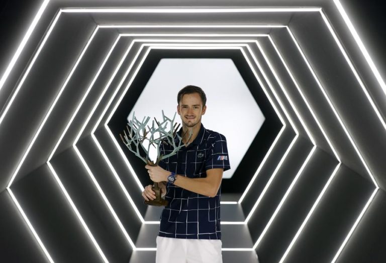 DANIIL MEDVEDEV BATE ZVEREV EM PARIS E CONQUISTA TERCEIRO MASTERS DA CARREIRA