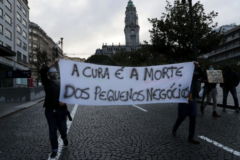 COVID-19: EMPRESÁRIOS DA RESTAURAÇÃO MANIFESTARAM-SE NO PORTO CONTRA RESTRIÇÕES
