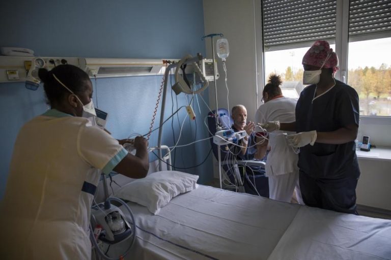 COVID-19: MORRERAM QUASE 43 MIL PESSOAS EM FRANÇA, 418 NAS ÚLTIMAS 24 HORAS