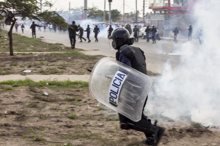 SINDICATO DOS JORNALISTAS ANGOLANOS CONDENA “VIOLÊNCIA POLICIAL” CONTRA PROFISSIONAIS E “RECEIA POR MORTES”