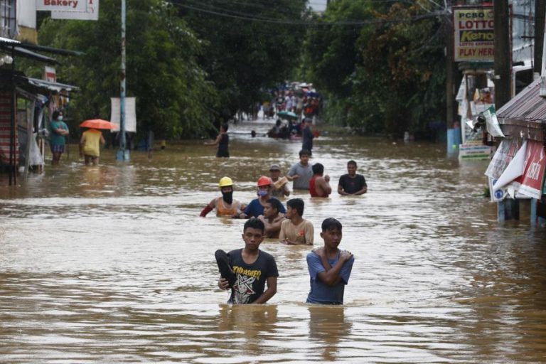 CAPITAL DAS FILIPINAS PARCIALMENTE SUBMERSA APÓS PASSAGEM DO TUFÃO VAMCO