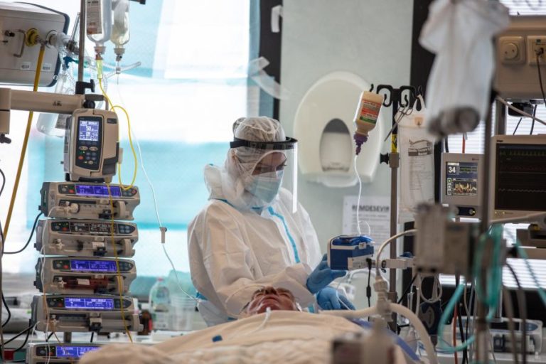 COVID-19: FRANÇA REGISTA 396 MORTES DEVIDO AO VÍRUS EM 24 HORAS