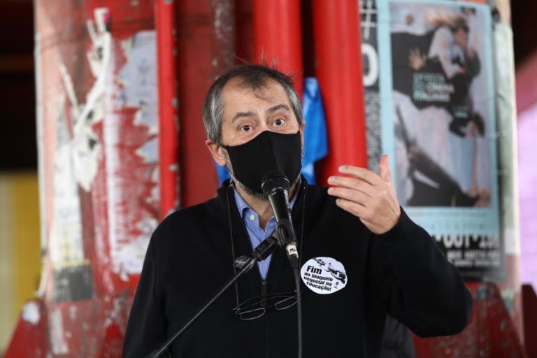 FALTA DE DOCENTES EM ALGUMAS ESCOLAS RESOLVIA-SE COM OFERTA DE HORÁRIOS COMPLETOS – FENPROF