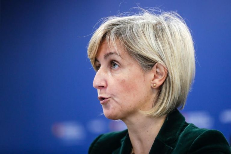 MINISTRA DEFENDE QUE APENAS QUEM TEM INDICAÇÃO DEVE VACINAR-SE CONTRA A GRIPE