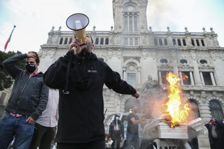 COVID-19: RESTAURAÇÃO DO NORTE SEGUE EM CARAVANA PARA MANIFESTAÇÃO “PÃO E ÁGUA” EM LISBOA