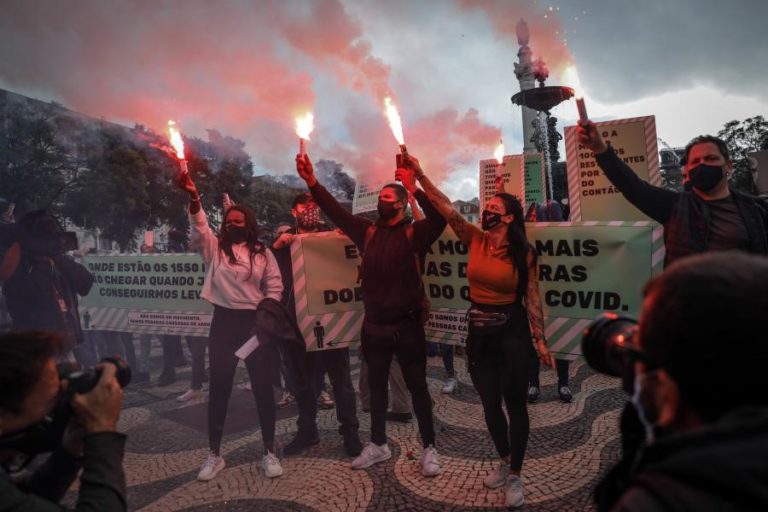 COVID-19: CENTENAS DA RESTAURAÇÃO E DA CULTURA PEDEM NO ROSSIO AJUDA PARA SOBREVIVER
